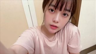 Ibu lagi tidur, pas mandi badan bau amis, gw colmek sambil mainin memek basah.