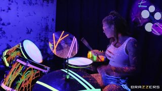 Tonton Trailer Panas Bang The Drummer Dari Brazzers, Link Fullnya Di zzfull.com/drumm