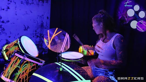 Tonton Trailer Panas Bang The Drummer Dari Brazzers, Link Fullnya Di zzfull.com/drumm