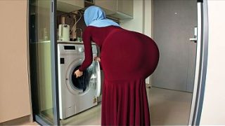 Ibu tiri pakai hijab, pantat bulatnya kepergok tatapan nakalku