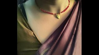 Gue lagi ngeliatin ibu-ibu India seksi banget, bikin pengen main-main.
