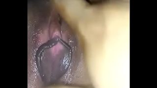 Cewek India lagi ngabisin batangnya, basah kuyup sampe ke ujung.