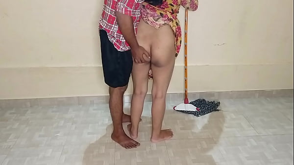 Kamar lagi dipel sama mbak pembantu, langsung disuruh ngewe sambil nyedot kontol, suara Hindi jelas kedengeran, bikin makin panas.