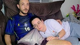Kakak tiri digoda adik kandung pas nonton bola brasil, bikin makin panas