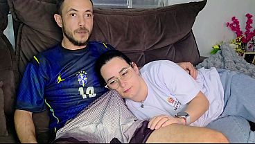 Kakak tiri digoda adik kandung pas nonton bola brasil, bikin makin panas