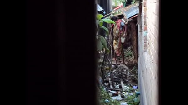 Desi lagi pipis sambil crot, bikin basah semua