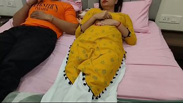 Desi bhabhi mandi pertama kali digebukin habis-habisan di kamar mandi